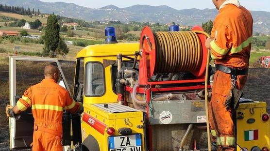 Incendio minaccia gruppo di case