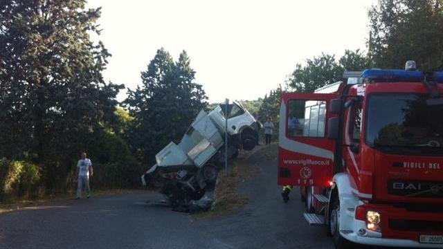 Prato, camion Asm sbaglia manovra e resta in bilico su una scarpata a Faltugnano