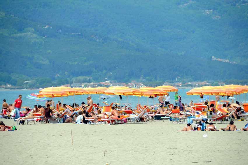 Bimbo si ferisce sulla spiaggia a Marina di Carrara 