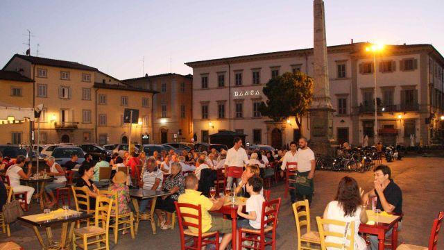Il Ferragosto dei pratesi si chiude con la cena in piazza San Francesco