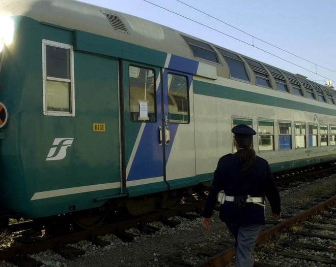 Rubano una borsa sul treno verso Empoli e si barricano nel bagno 