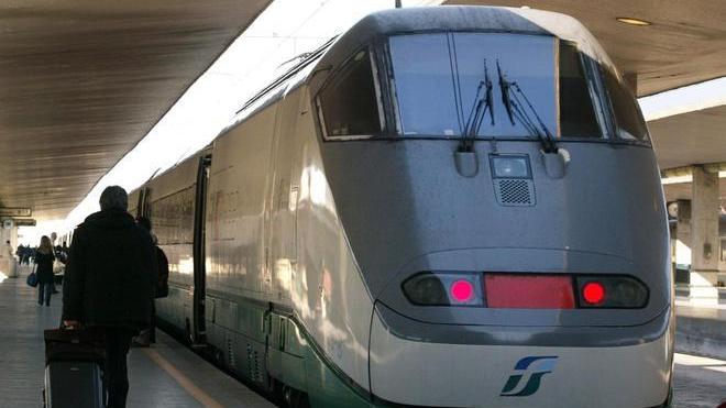 Atti osceni sul treno, denunciato pratese di 65 anni