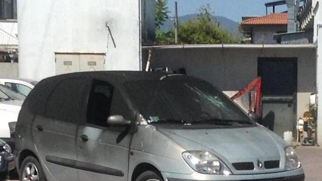 Si butta dalla finestra per scappare dalle fiamme
