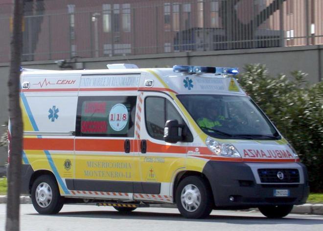 Lancia un tavolino di vetro contro il nuovo fidanzato della ex 