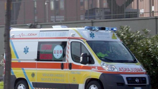 Lancia un tavolino di vetro contro il nuovo fidanzato della ex