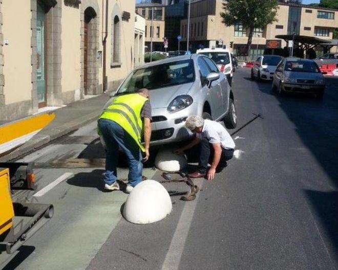 Altra auto sugli “ovi” a Empoli: pista ciclabile nel mirino 