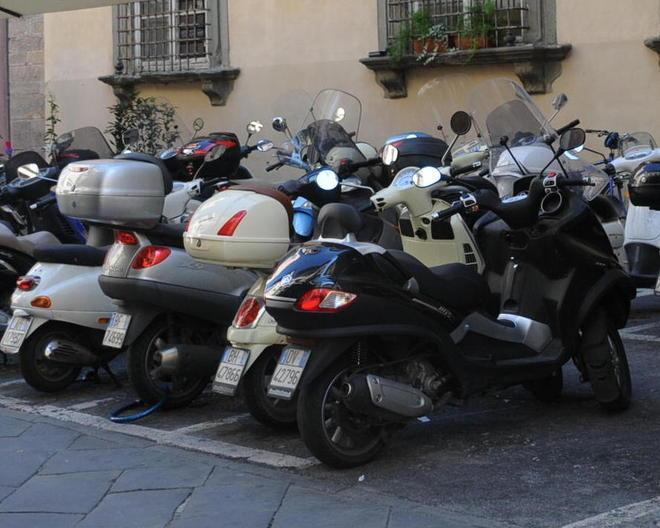 Sparisce un altro scooter a Empoli, ora si pensa alla baby-gang 
