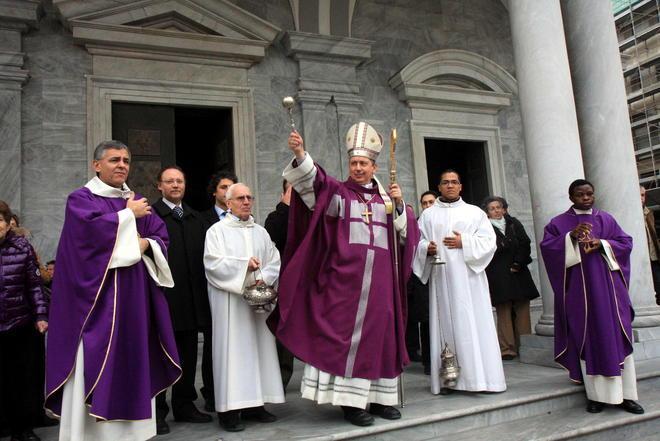 Pedofilia, scritta contro la Chiesa sul retro del Duomo 