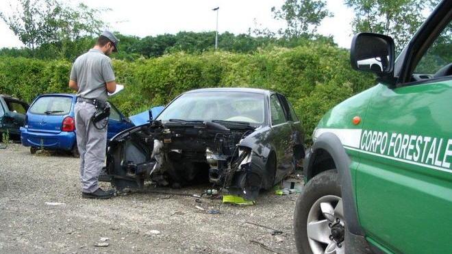 “Carcasse” di auto abbandonate, multati venti proprietari
