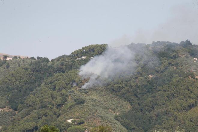 Caccia al piromane che appicca gli incendi sulle colline 
