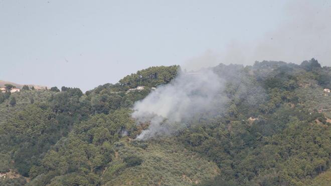 Caccia al piromane che appicca gli incendi sulle colline