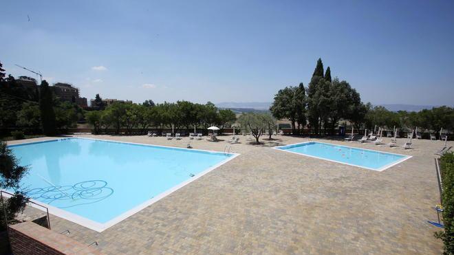 Esalazioni di cloro in piscina, due intossicati