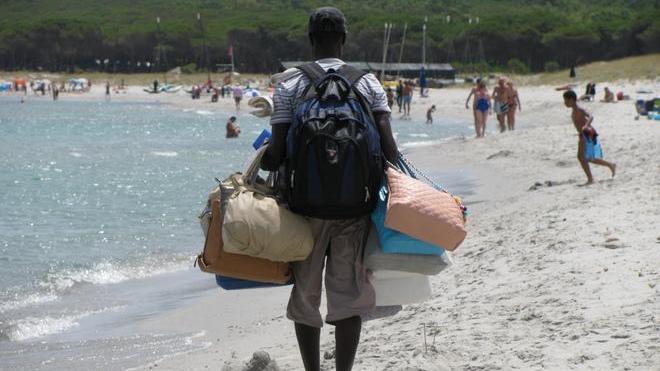 Insulti razzisti contro un ambulante in spiaggia, 5 giovani denunciati 