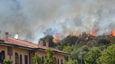 Incendio a Castiglione della Pescaia, evacuate alcune abitazioni