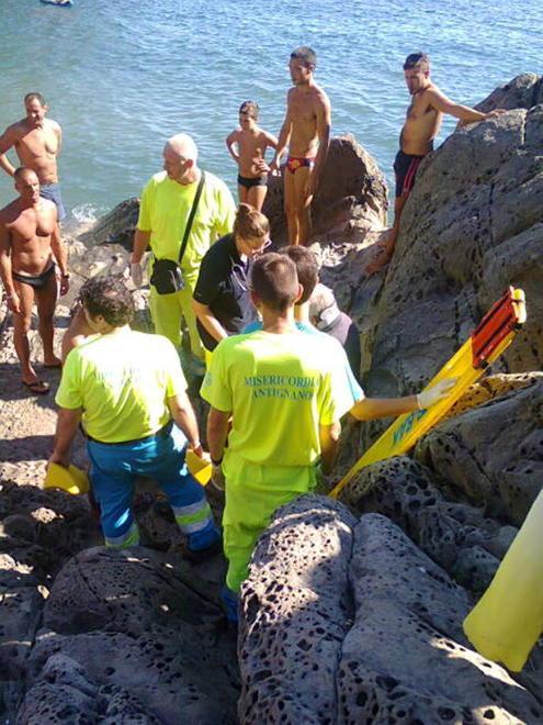 Cade sugli scogli alla Cala del Leone, salvato anziano bagnante 