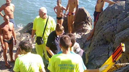 Cade sugli scogli alla Cala del Leone, salvato anziano bagnante