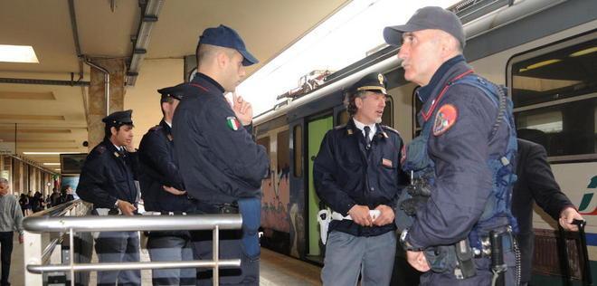 Abbandonato in questura a 14 anni 