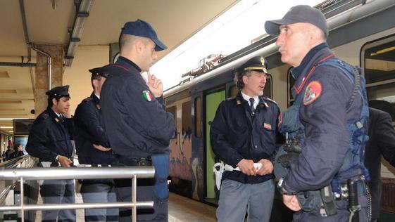 Abbandonato in questura a 14 anni