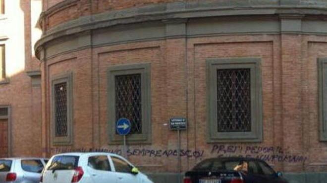 Pedofilia, cancellate le scritte sul retro della cattedrale