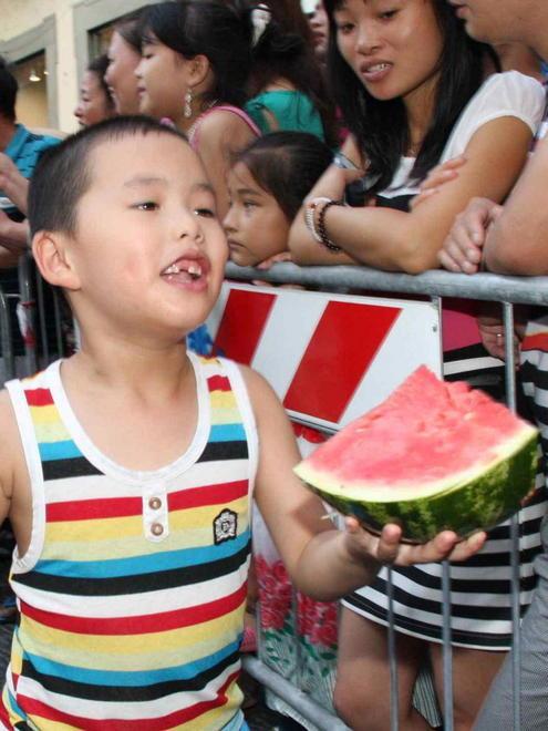 Due mondi in piazza per la stessa anguria ma divisi nella festa 