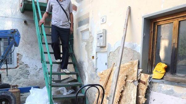 «Mi ha derubato mentre ero via»