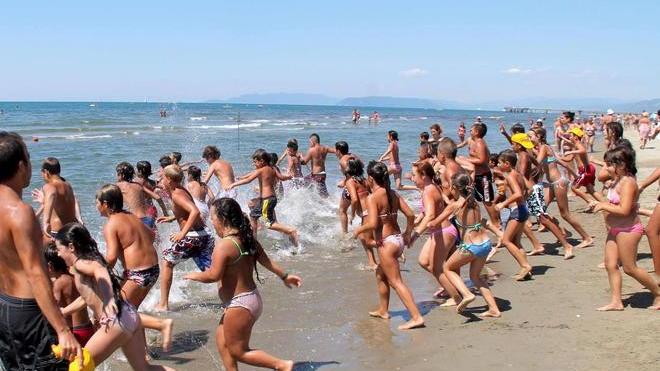 Maxi tuffo per festeggiare la Bandiera Blu a Marina