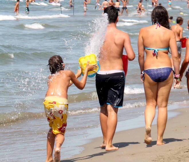 Gavettoni tra ragazzi, padre ferito a bottigliate 