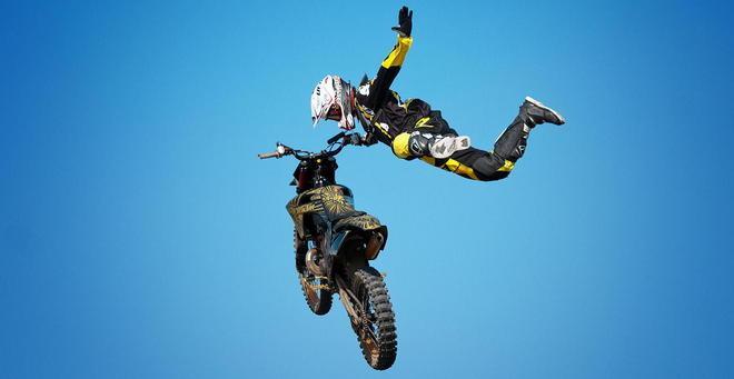 Acrobazie sulle moto con il “Freestyle tour” 