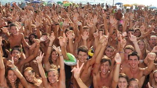 In centinaia in spiaggia e al festival Avis