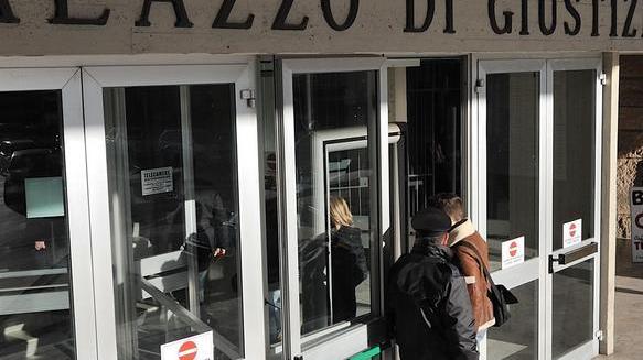 Sorpreso a rubare a 18 anni