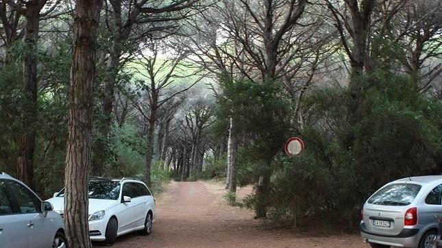 Detriti, siringhe, tende, automobili Questa è ancora la terra di nessuno
