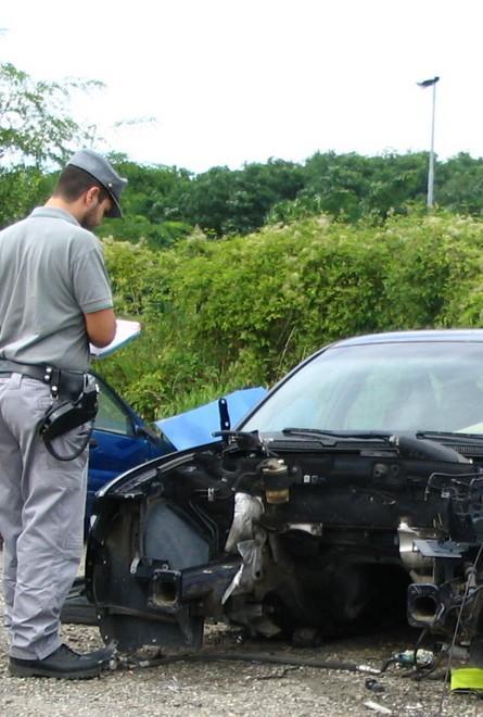 Via venti auto abbandonate