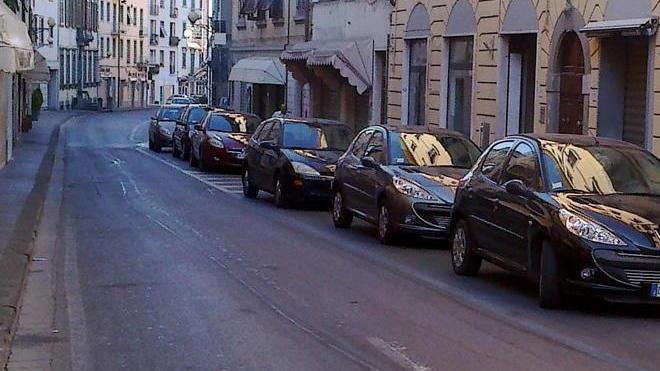 Troppe auto in sosta salta la pulizia in centro