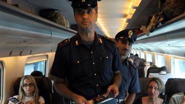 Rubano una borsa a due turisti sul treno e si barricano in bagno