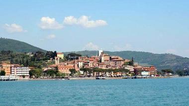 Si tuffa nel Trasimeno ma finisce sugli scogli: ferito un pisano
