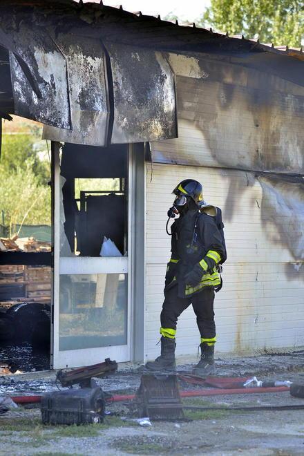 Incendio distrugge un magazzino edile 