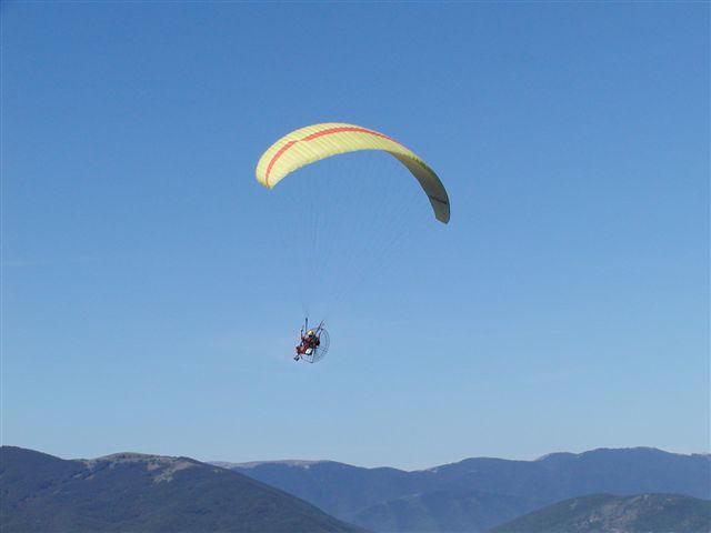 Allarme per un parapendio visto precipitare nei boschi 