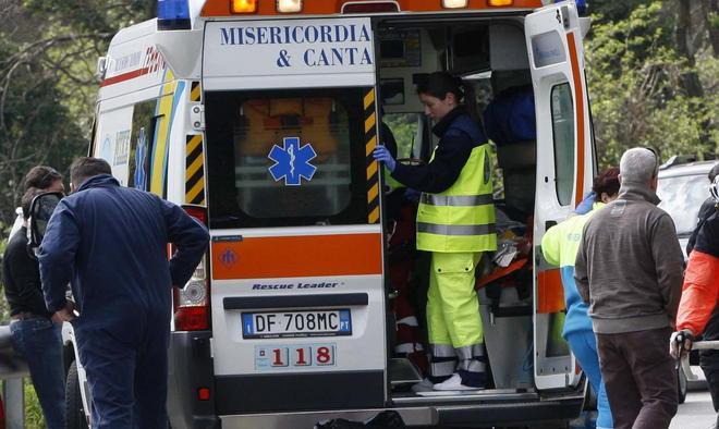 Volano con l’auto nella scarpata illesi due fidanzati