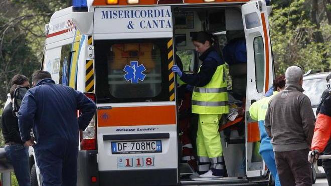 Volano con l’auto nella scarpata illesi due fidanzati