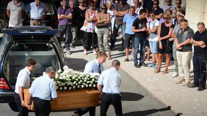 L’abbraccio infinito dei giovani figli a mamma Maria