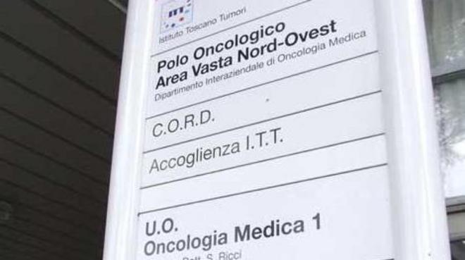 «Costretti ad attendere la chemioterapia in piedi»