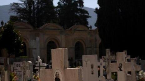 Proteste a Calci «Cimiteri in stato di abbandono»