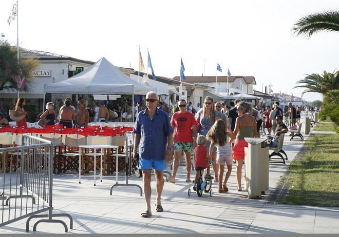 Proteste per il palco “ingombrante”