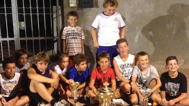 Una strada e un pallone, proprio come tanti anni fa