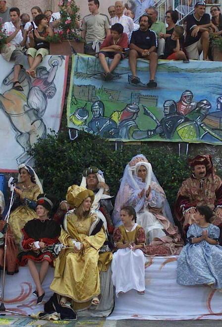 È il giorno del palio sfilano tutti i rioni legati a Sant’Agabito 