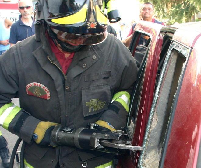 Distrutta dal fuoco l’auto posteggiata dentro il garage