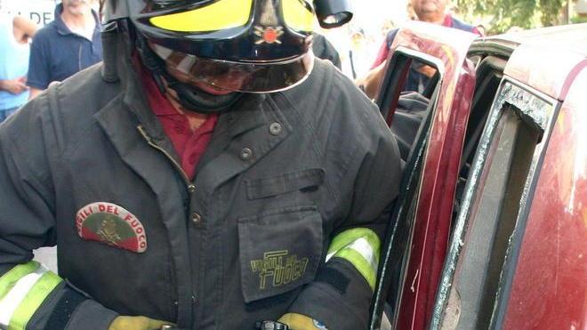 Distrutta dal fuoco l’auto posteggiata dentro il garage