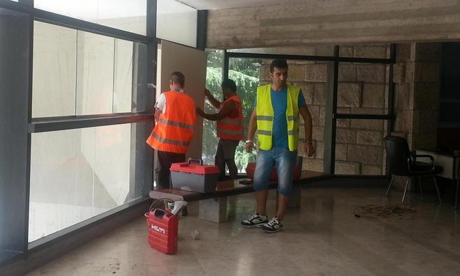 Vetro in frantumi al tribunale