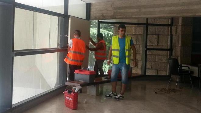 Vetro in frantumi al tribunale