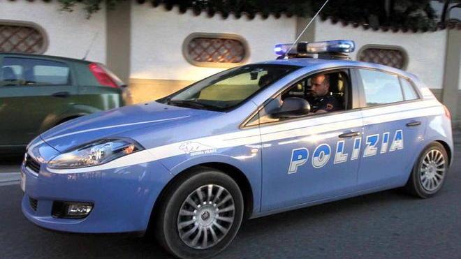 Abbandonato in questura a 14 anni